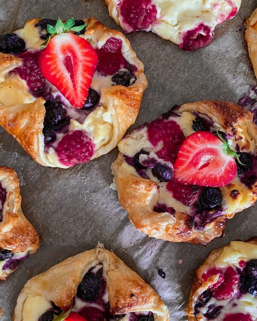Blätterteig-Taschen mit Pudding und Beeren - einfaches und schnelles Rezept