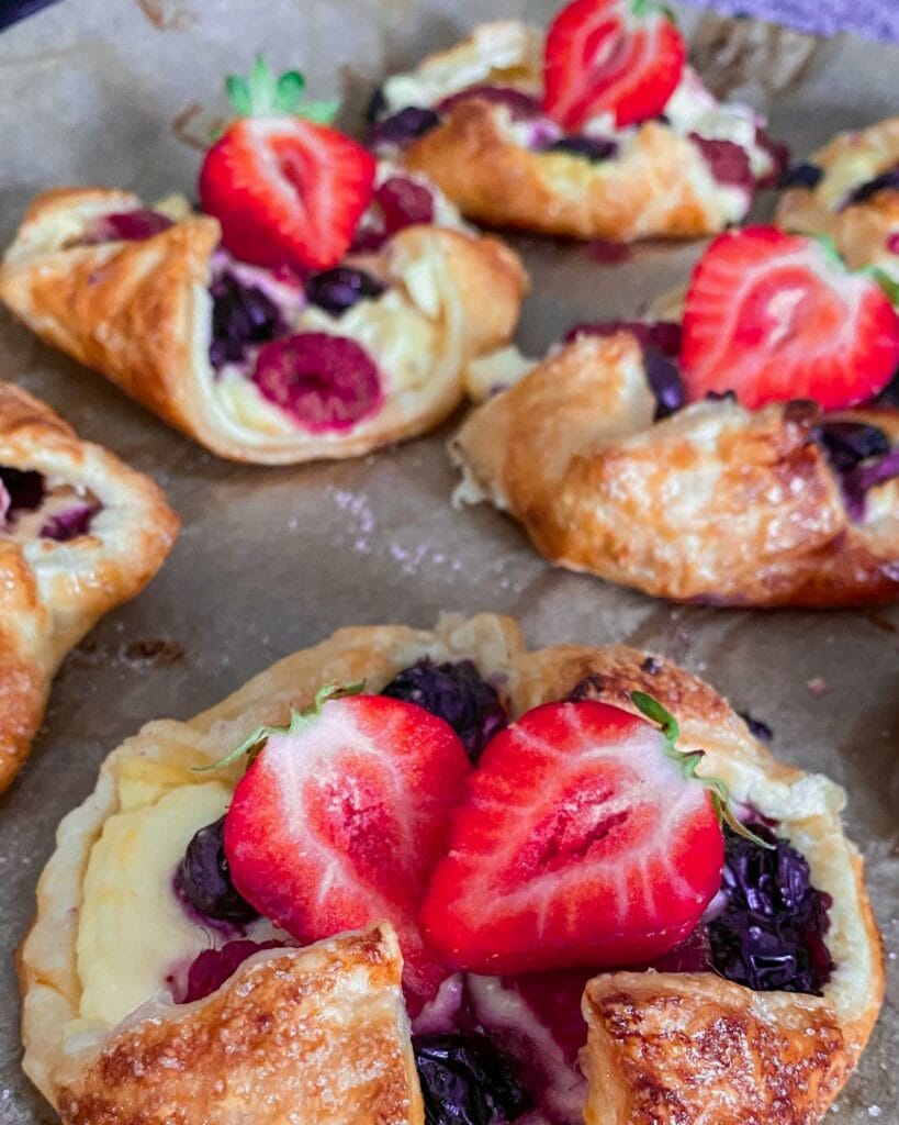 Blätterteig-Taschen mit Pudding und Beeren - einfaches und schnelles Rezept