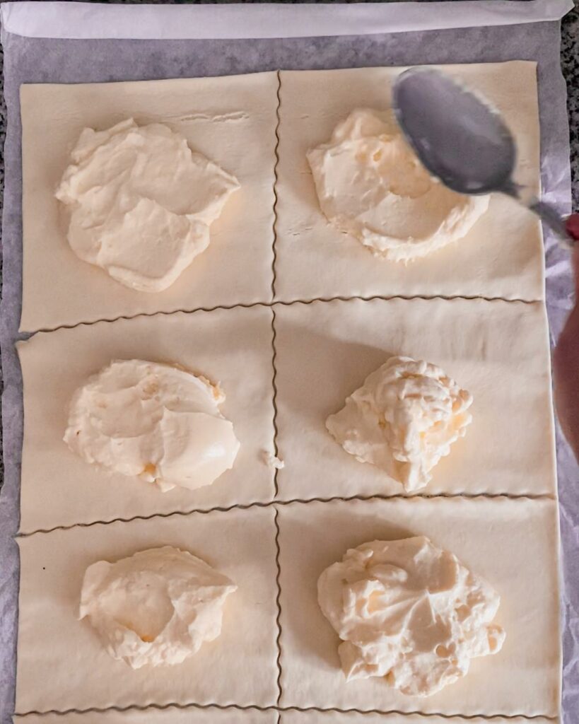 Blätterteig-Taschen mit Pudding und Beeren