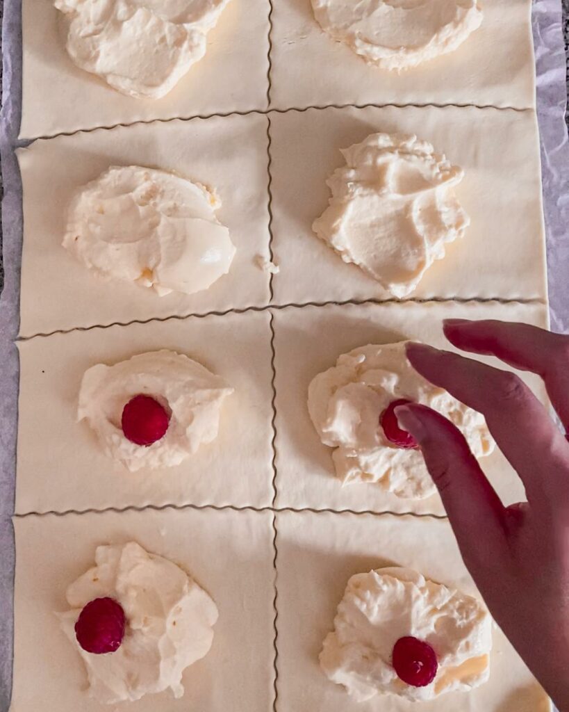 Blätterteig-Taschen mit Pudding und Beeren