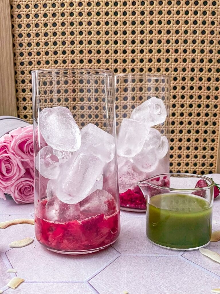 Geeister Kokos-Erdbeer/Himbeer-Matcha-Latte - einfaches Rezept
