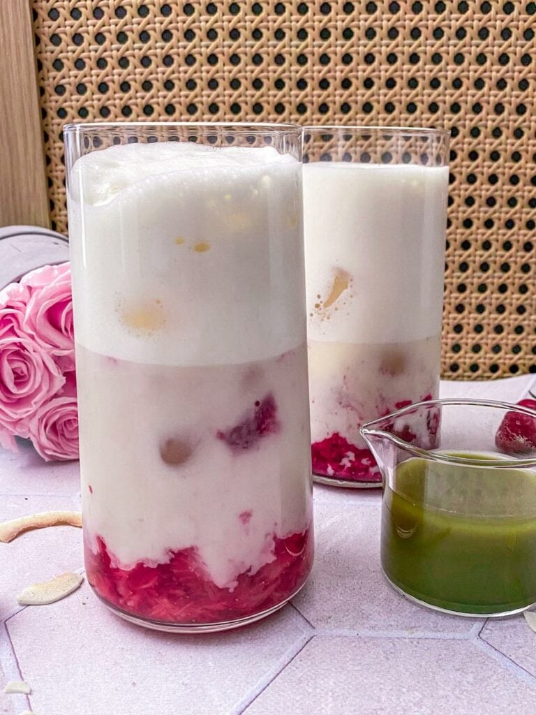 Geeister Kokos-Erdbeer/Himbeer-Matcha-Latte - einfaches Rezept