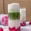Geeister Kokos-Erdbeer/Himbeer-Matcha-Latte - einfaches Rezept