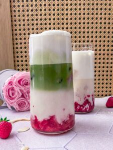 Geeister Kokos-Erdbeer/Himbeer-Matcha-Latte - einfaches Rezept