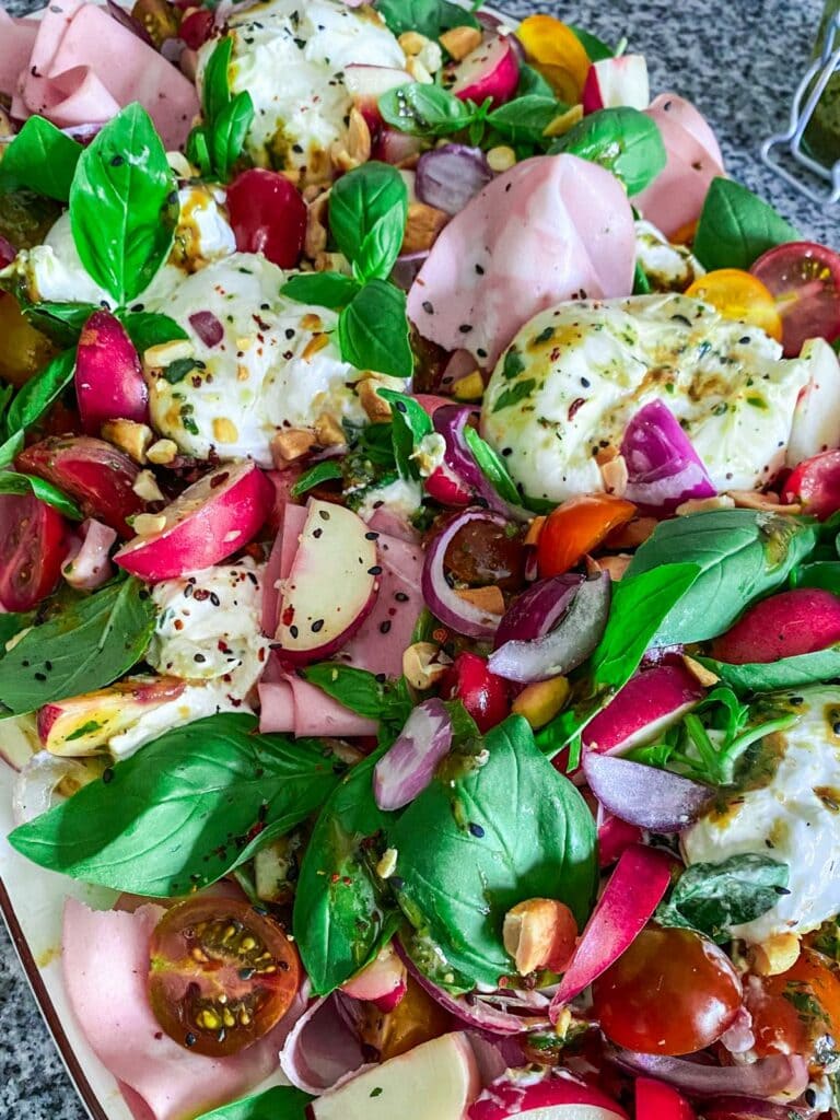 Einfaches Sommerrezept: italienischer Salat mit Burrata, Mortadella und Plattnekatrinen