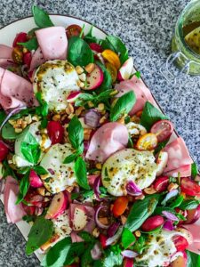 Italienischer Sommersalat mit Burrat und Nektarinen