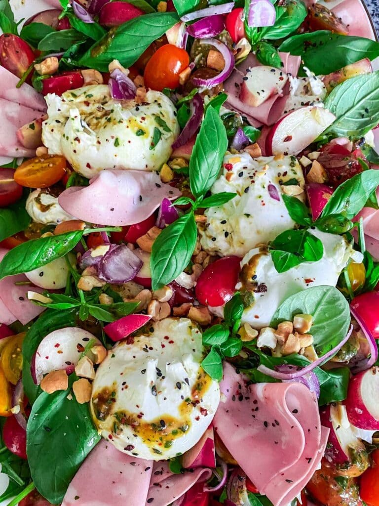 Italienischer Sommersalat mit Burrat und Nektarinen