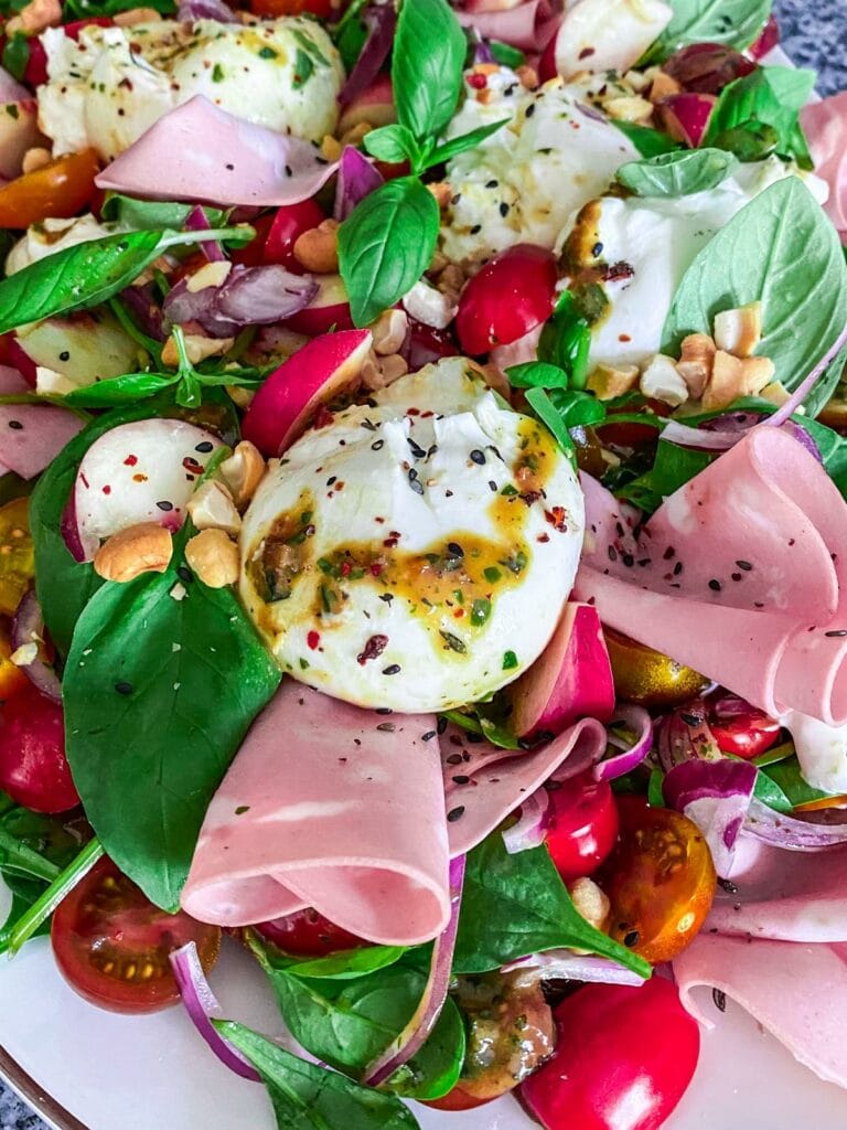 Fruchtiger Sommersalat mit Burrata und Nektarinen - die perfekte Kombi aus herzhaft und süß