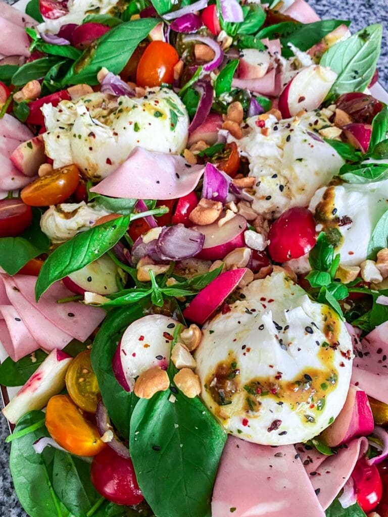 Fruchtiger Sommersalat mit Burrata und Nektarinen - die perfekte Kombi aus herzhaft und süß