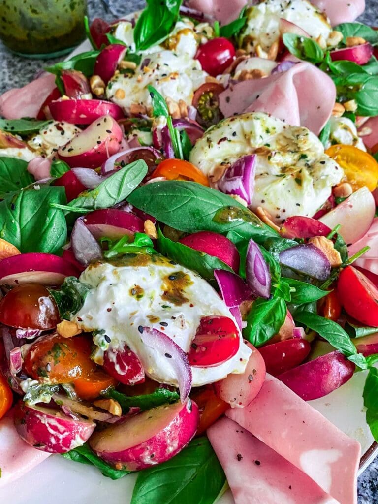 Fruchtiger Sommersalat mit Burrata und Nektarinen - die perfekte Kombi aus herzhaft und süß