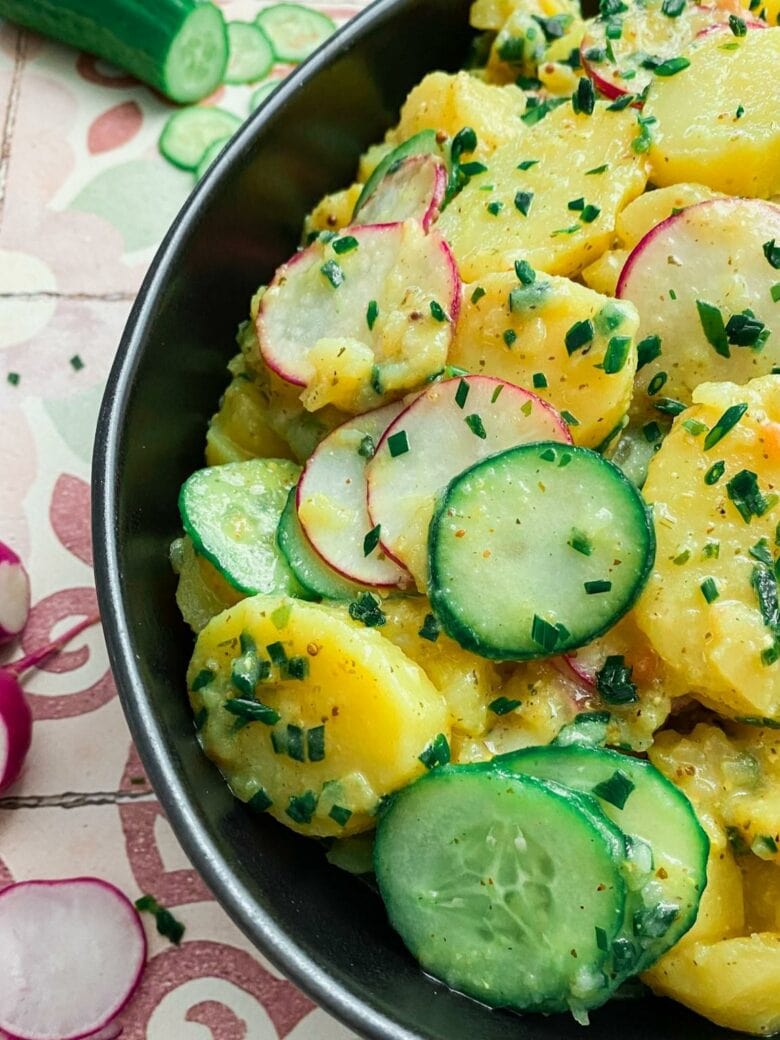 Omas veganer Kartoffelsalat – Der Klassiker mit Brühe, Essig und Öl ...