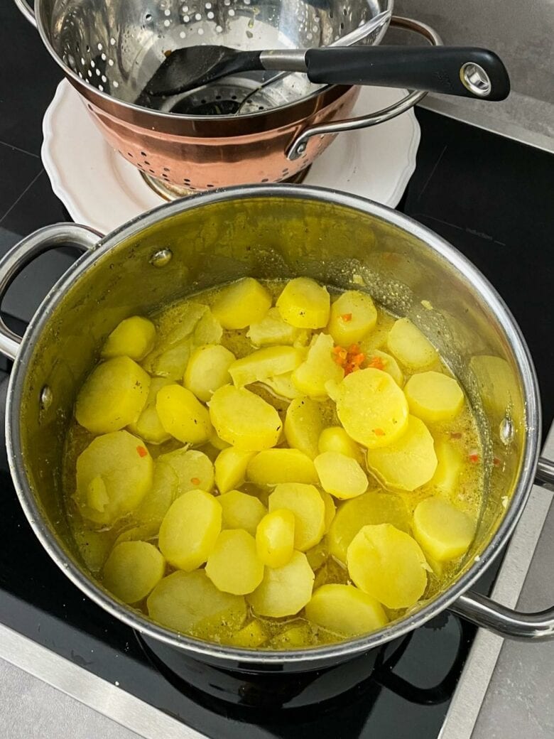 Omas veganer Kartoffelsalat – Der Klassiker mit Brühe, Essig und Öl ...