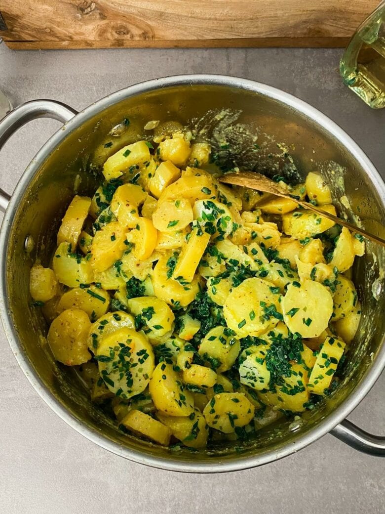 Omas veganer Kartoffelsalat – Der Klassiker mit Brühe, Essig und Öl ...