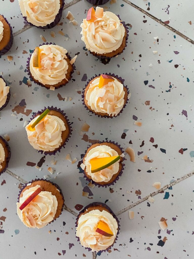 Mango-Cupcakes mit Kokos-Mascarpone-Frosting