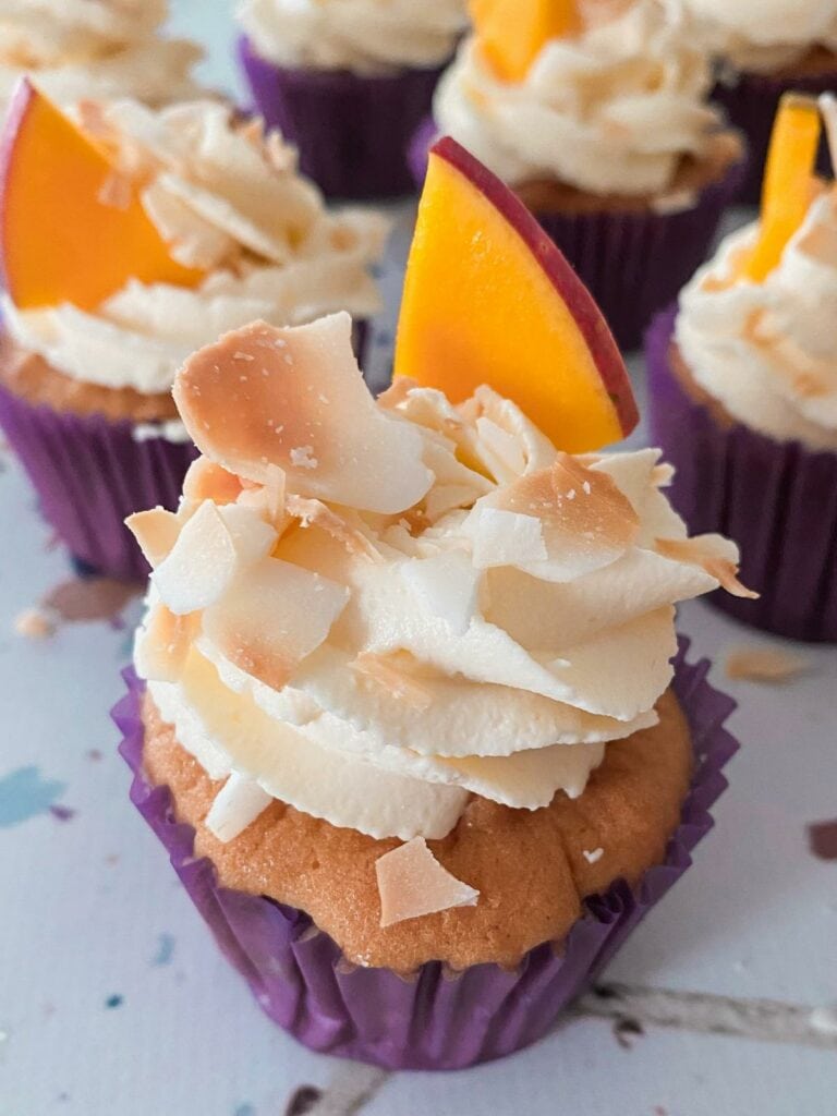 Fluffige Beeren-Cupcakes mit leichtem Vanillefrosting - Mimi &amp; Rose ...