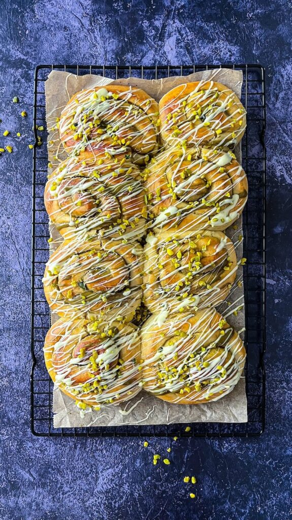 Hefeschnecken mit Pistazienfüllung und weißer Schokolade
