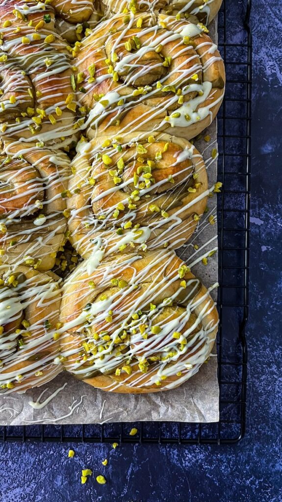 Hefeschnecken mit Pistazienfüllung und weißer Schokolade