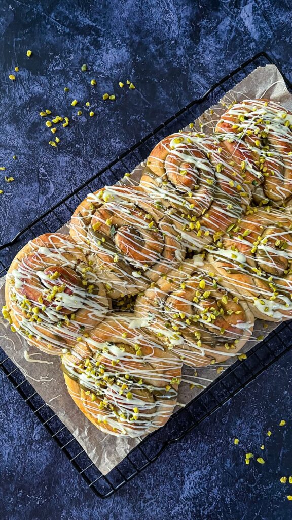 Hefeschnecken mit Pistazienfüllung