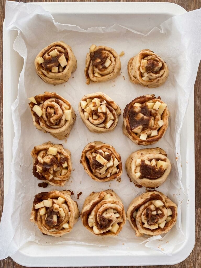 Apfel-Zimtschnecken mit Salzkaramell-Frosting