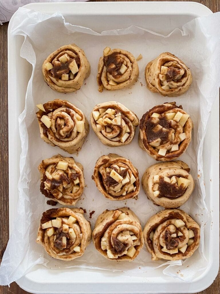 Apfel-Zimtschnecken mit Salzkaramell-Frosting