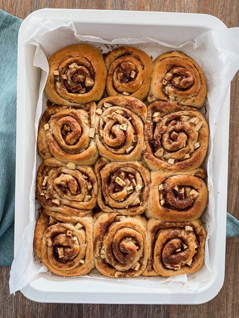 Apfel-Zimtschnecken mit Salzkaramell-Frosting