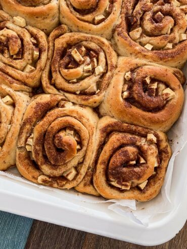 Apfel-Zimtschnecken mit Salzkaramell-Frosting