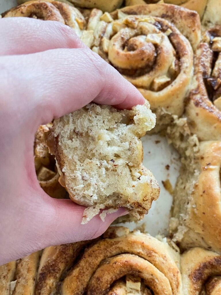 Apfel-Zimtschnecken mit Salzkaramell-Frosting