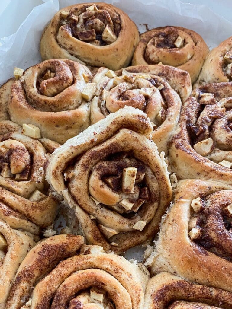 Apfel-Zimtschnecken mit Salzkaramell-Frosting