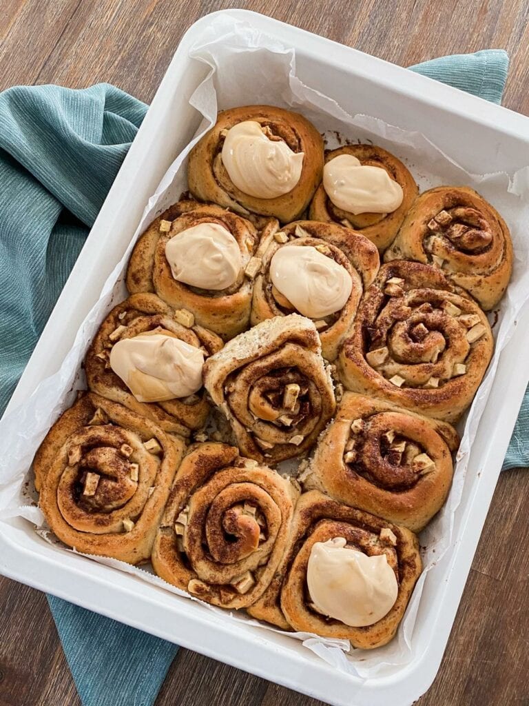 Apfel-Zimtschnecken mit Salzkaramell-Frosting