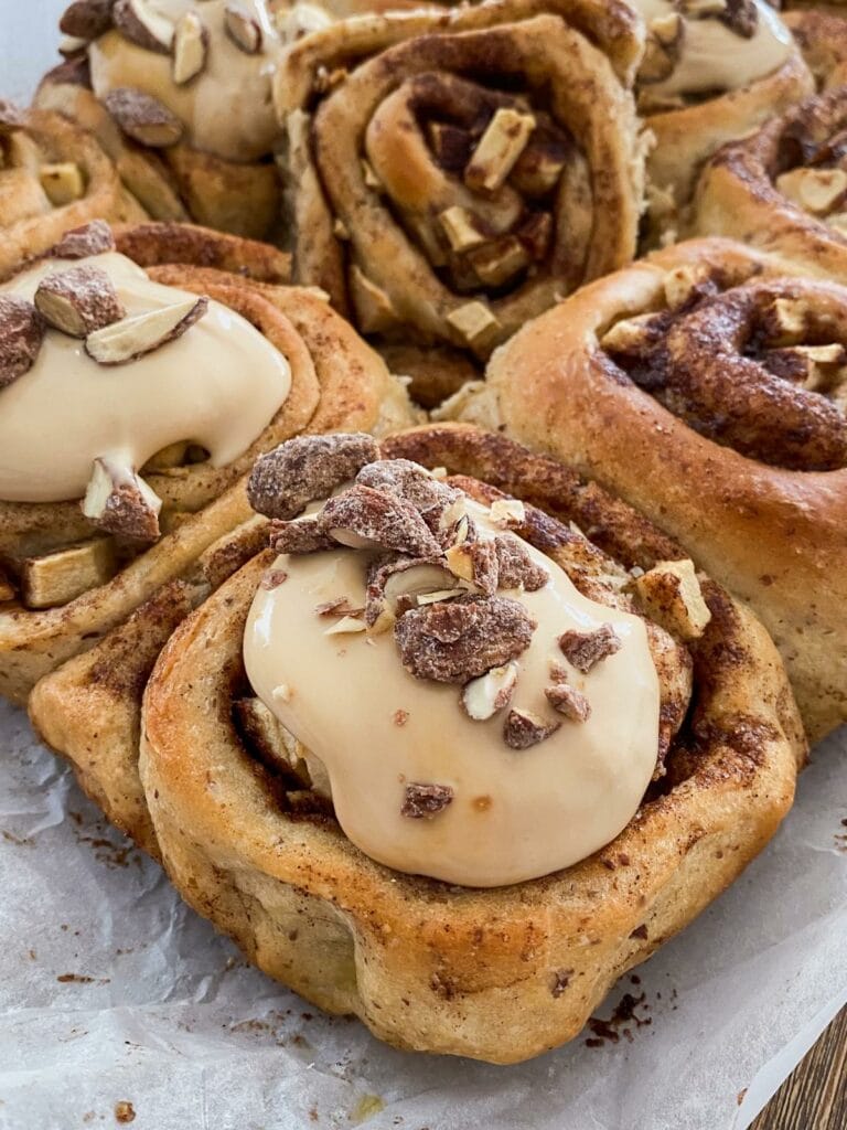 Apfel-Zimtschnecken mit Salzkaramell-Frosting