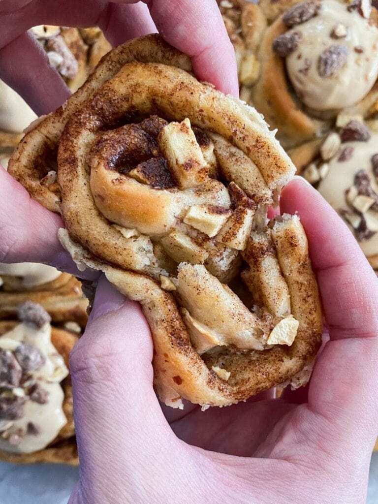 Apfel-Zimtschnecken mit Salzkaramell-Frosting