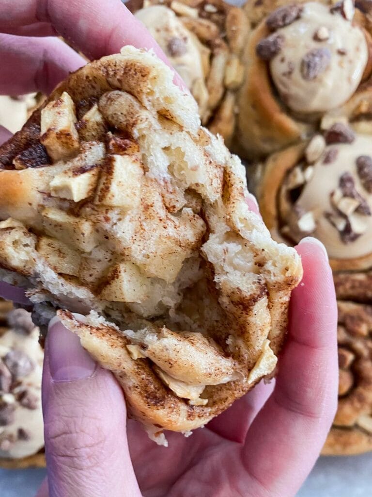 Apfel-Zimtschnecken mit Salzkaramell-Frosting