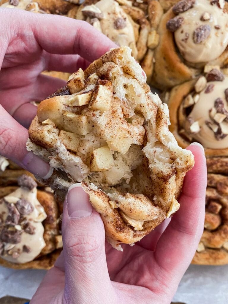 Apfel-Zimtschnecken mit Salzkaramell-Frosting