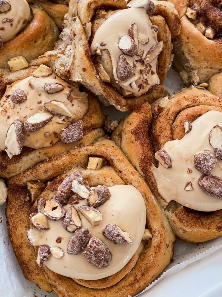 Apfel-Zimtschnecken mit Salzkaramell-Frosting