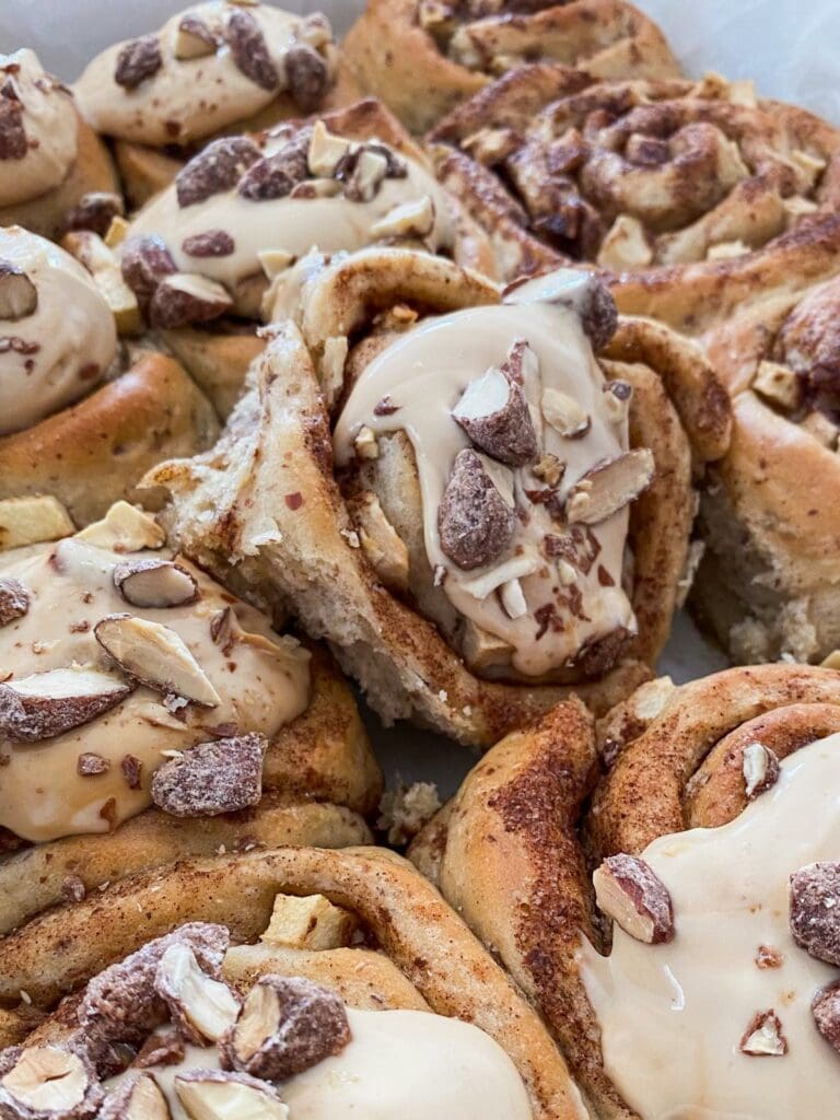 Apfel-Zimtschnecken mit Salzkaramell-Frosting