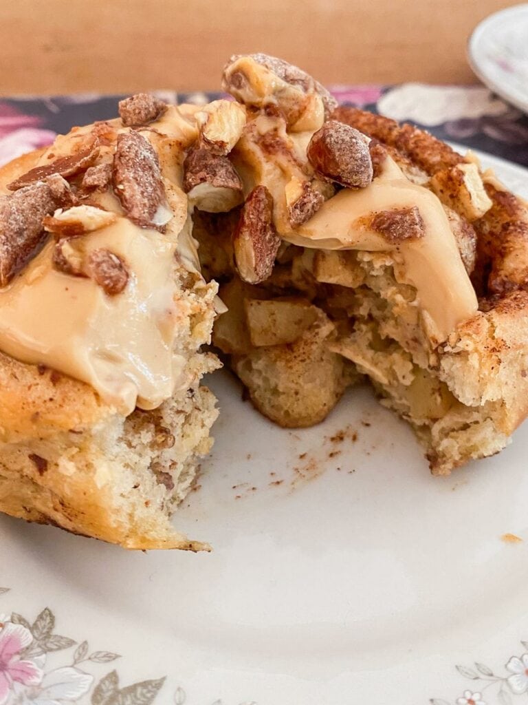 Apfel-Zimtschnecken mit Salzkaramell-Frosting