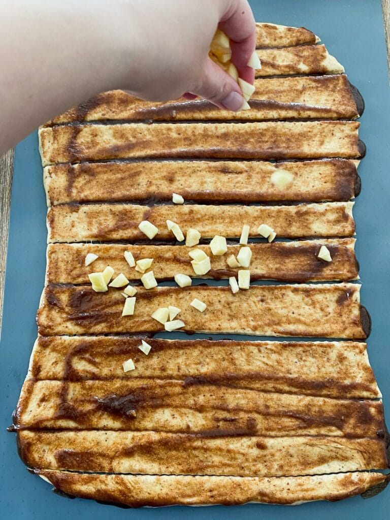 Apfel-Zimtschnecken mit Salzkaramell-Frosting
