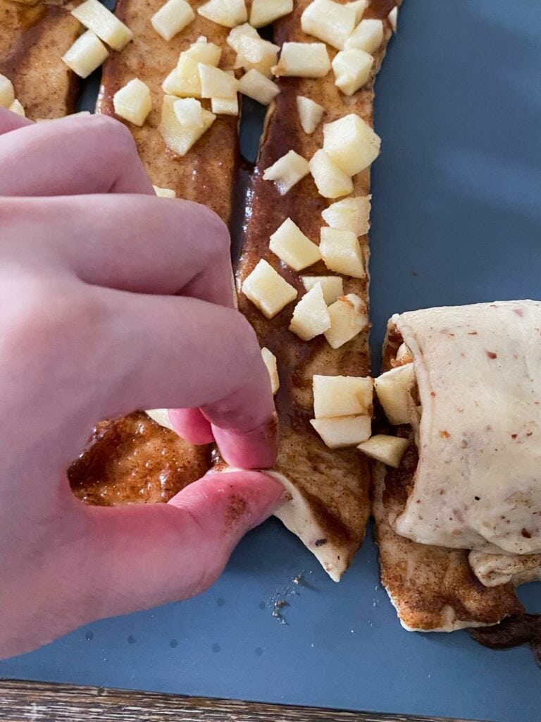 Apfel-Zimtschnecken mit Salzkaramell-Frosting