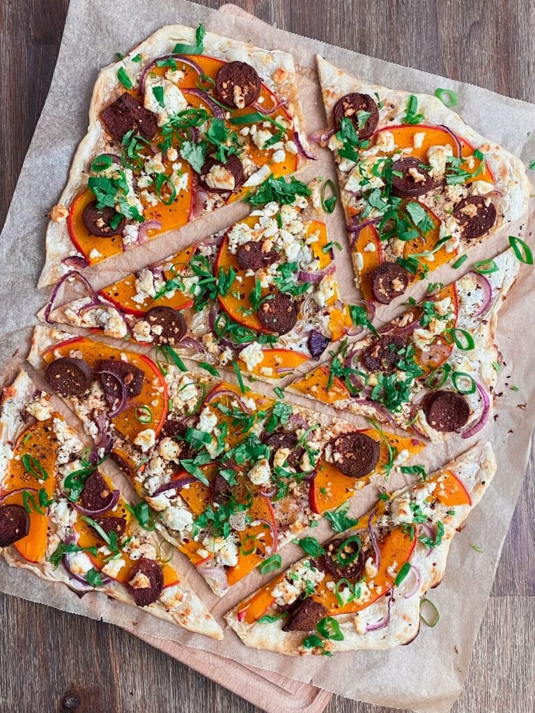 Einfacher Flammkuchen mit Kürbis, Sucuk und Feta