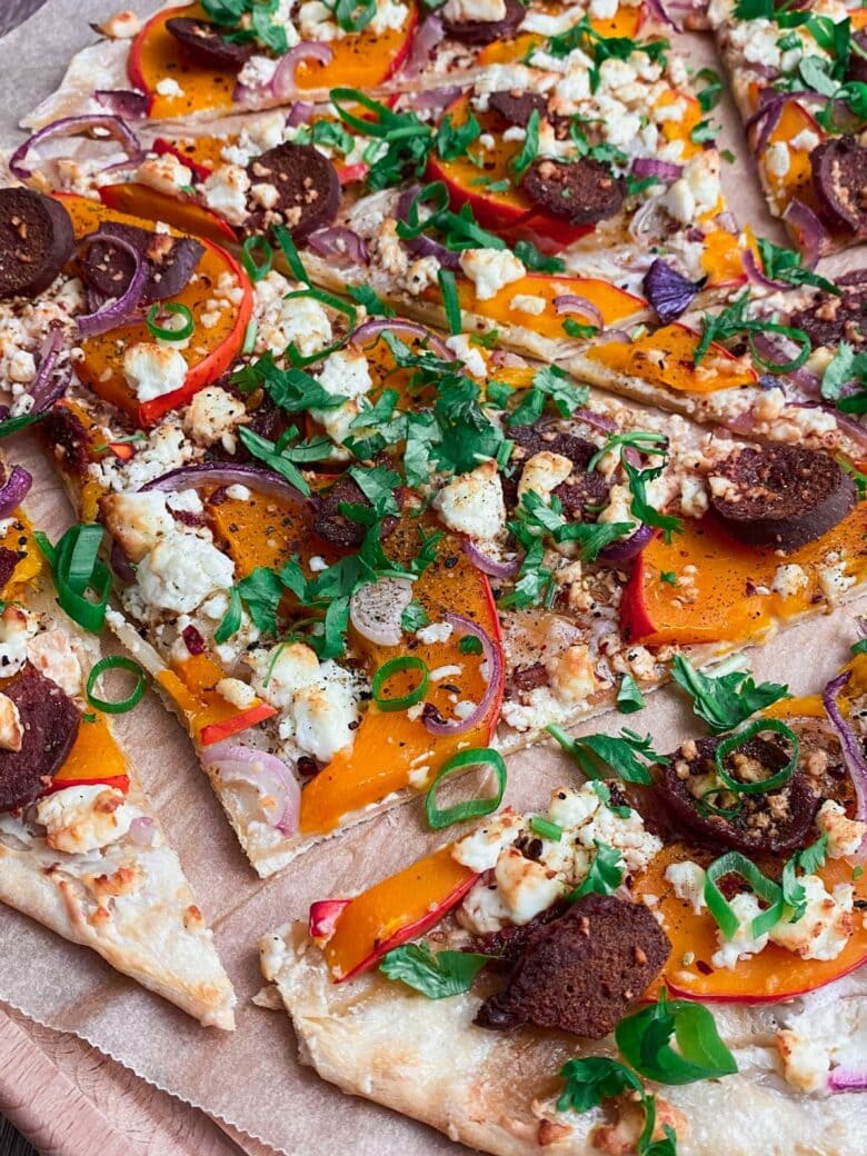 Einfacher Flammkuchen mit Kürbis, Sucuk und Feta