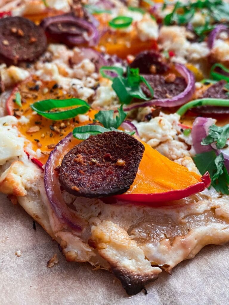 Einfacher Flammkuchen mit Kürbis, Sucuk und Feta