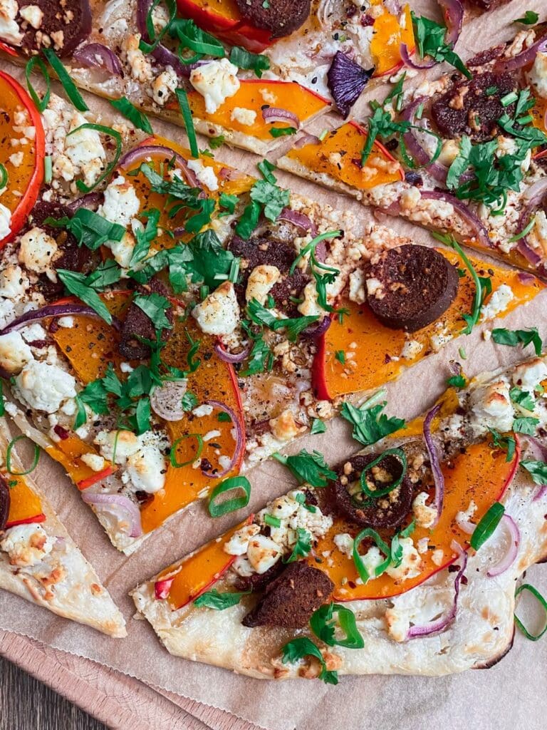 Einfacher Flammkuchen mit Kürbis, Sucuk und Feta
