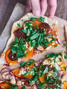 Einfacher Flammkuchen mit Kürbis, Sucuk und Feta