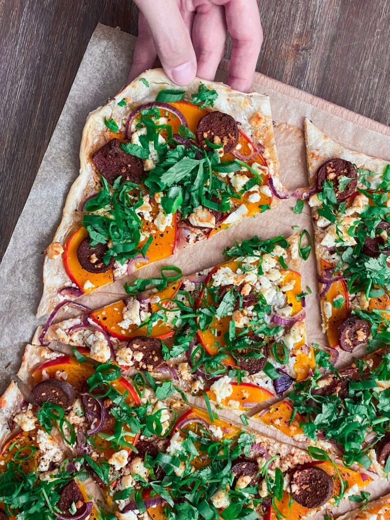 Einfacher Flammkuchen mit Kürbis, Sucuk und Feta