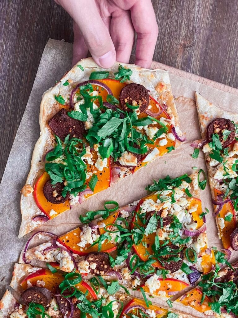 Einfacher Flammkuchen mit Kürbis, Sucuk und Feta