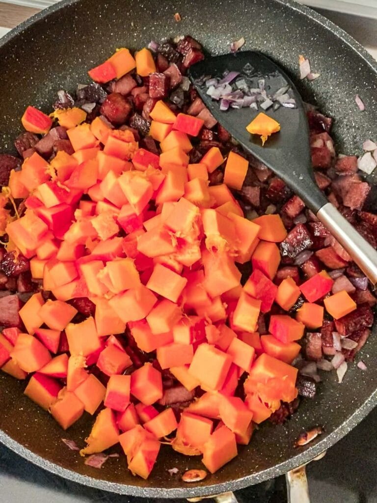Grünkohl-Kürbis-Kartoffelbrei mit Bergwurst
