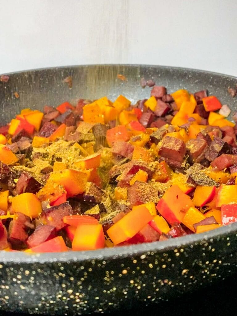 Grünkohl-Kürbis-Kartoffelbrei mit Bergwurst