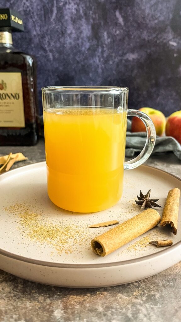 Heißer Apfel mit Amaretto
