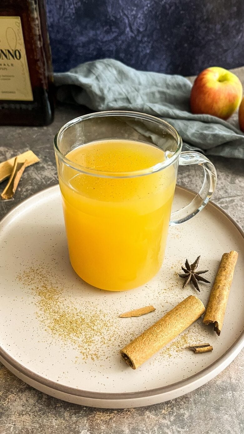 Heißer Apfel mit Amaretto