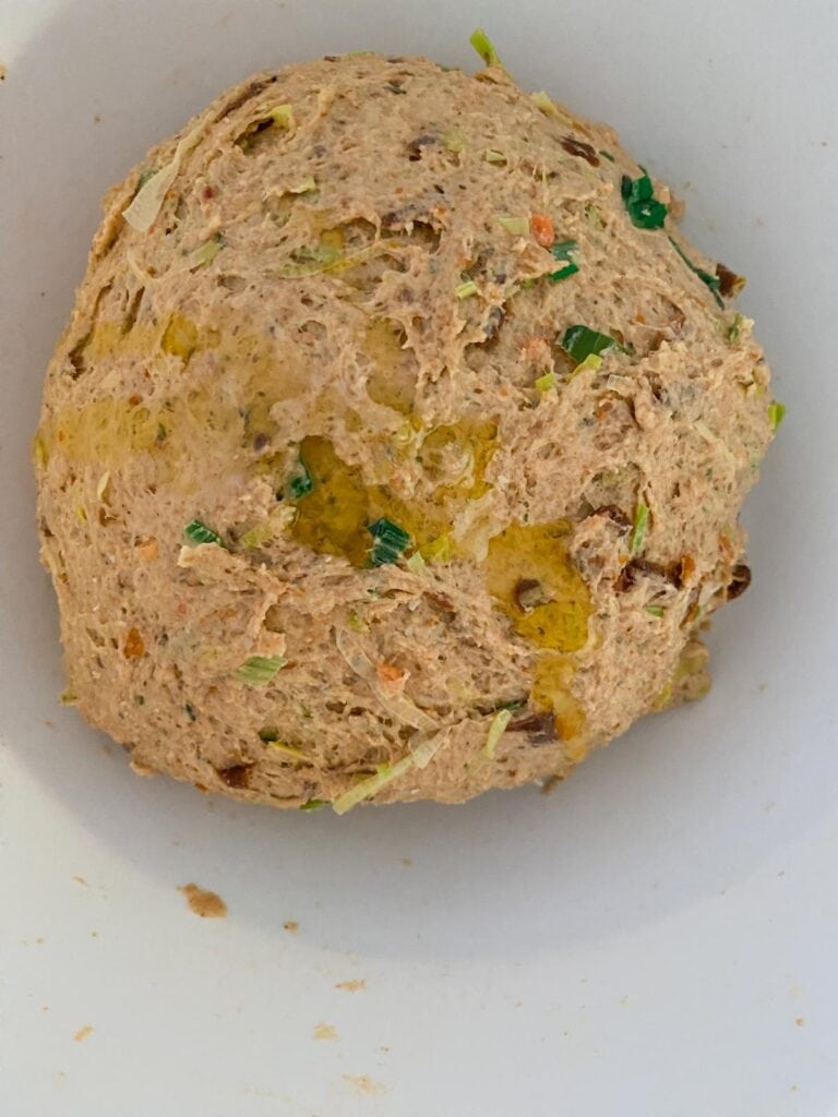 Würzige Brötchen-Sonne mit Lauch, Parmesan und getrockneten Tomaten
